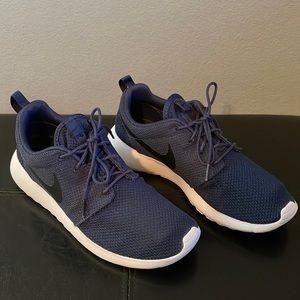 Size 9 Men’s Nike Roshe Run Navy Black White